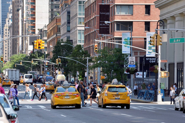 Traffic and people on street in Manhattan, NYC - Foto, Bild