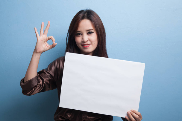 Young Asian woman show OK with white blank sign. - Foto, Imagem