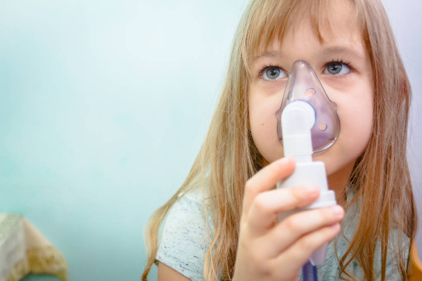 Suloisen pienen tytön muotokuva inhalaattorilla
  - Valokuva, kuva