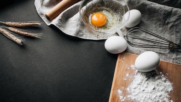 Eggs, wheat ears and cutting board - composition fir baking recipe template - Foto, afbeelding