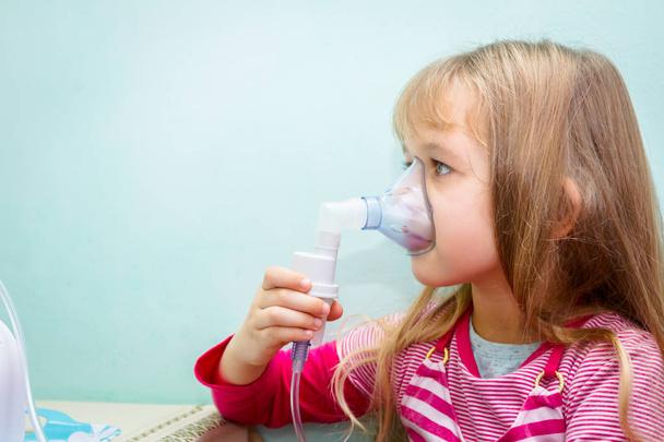 Porträt eines süßen kleinen Mädchens mit einem Inhalator  - Foto, Bild