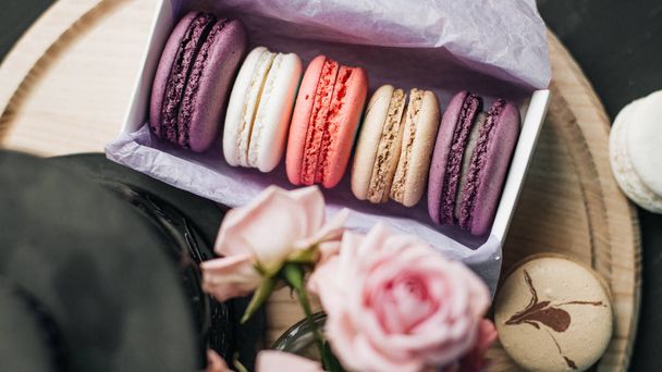 Tatlı renkli Macarons tablo kutusunda - Fotoğraf, Görsel