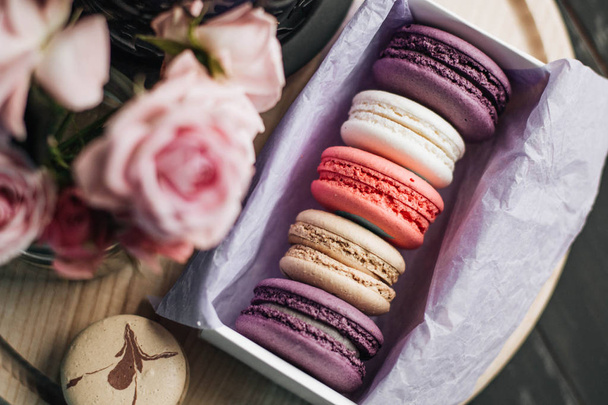 Macarrones dulces de colores en caja en la mesa
 - Foto, Imagen
