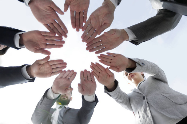 бізнес команда зі складеними руками в колі
 - Фото, зображення