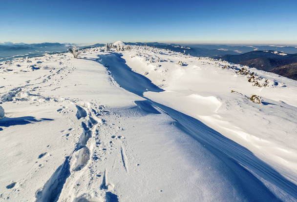 Χιόνι που καλύπτει τα βουνά σε ηλιόλουστη μέρα. Πολύχρωμο υπαίθρια σκηνή, Hap - Φωτογραφία, εικόνα