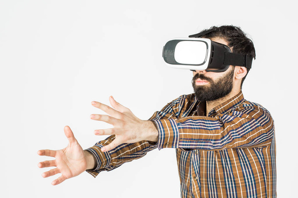 Man met virtuele bril op een witte achtergrond. - Foto, afbeelding