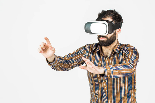 Mann mit virtueller Brille auf weißem Hintergrund. - Foto, Bild