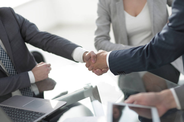 confident handshake of business partners - Foto, afbeelding