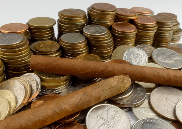 Κουβανέζικα πούρα με νομίσματα που απομονώνονται σε λευκό φόντο - Φωτογραφία, εικόνα