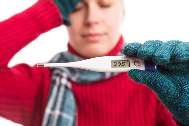 Sairas kylmä nainen osoittaa termometrin korkea lämpötila
 - Valokuva, kuva