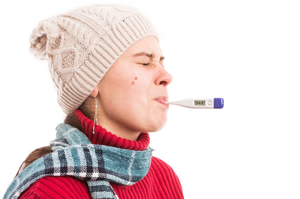 Erkältete Frau hält Thermometer im Mund - Foto, Bild