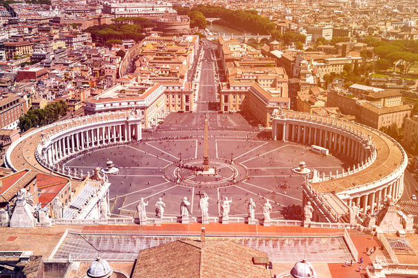 Vista aérea sobre a Praça de São Pedro, no Vaticano, no dia ensolarado da cúpula da Basílica de São Pedro
 - Foto, Imagem