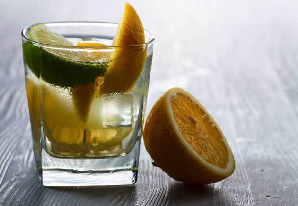 Gin with lemon. - Valokuva, kuva