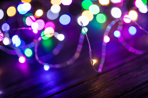 Luzes de Natal com fundo embaçado. Borrão de luz de árvore
 - Foto, Imagem