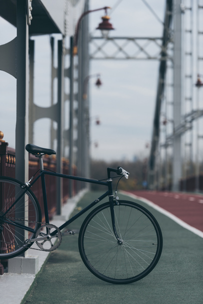 bicicleta vintage na ponte pedonal no dia nublado
 - Foto, Imagem
