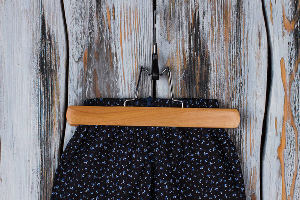 schwarze Hose auf Holzbügel - Foto, Bild