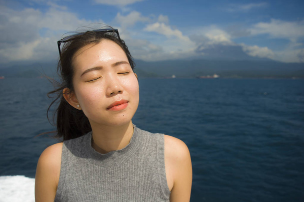  mutlu zevk deniz meltemi tropikal okyanus peyzaj gülümseyen genç güzel ve tatlı Asyalı Çinli kadın - Fotoğraf, Görsel
