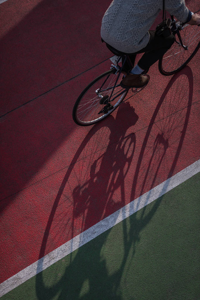 korkea kulma näkymä mies ratsastus polkupyörän vastamaalattu pyörätie
 - Valokuva, kuva