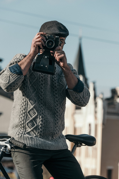 homme élégant avec caméra de film vintage dans la vieille ville
 - Photo, image