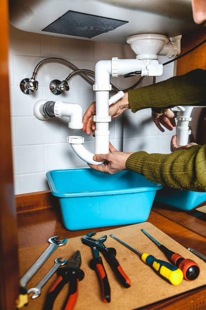 Removing plastic kitchen weir system - Fotoğraf, Görsel