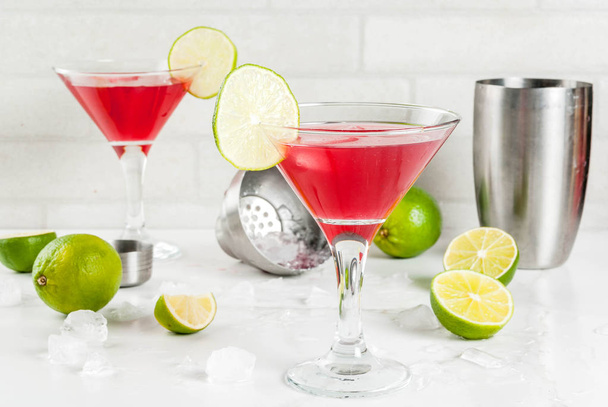 Rode kosmopolitische cocktail met kalk - Foto, afbeelding