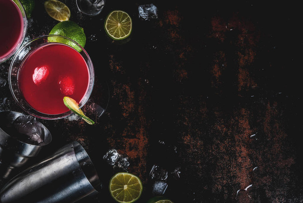 Red cosmopolitan cocktail with lime - Φωτογραφία, εικόνα