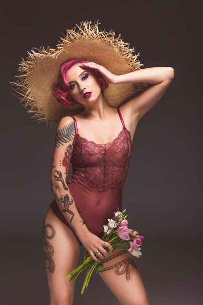 szexi tattoed pin-up lány virággal infront szürke háttér  - Fotó, kép