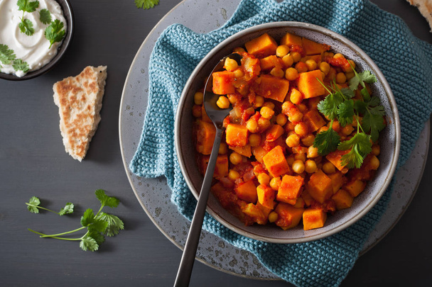 sweet potato and chickpea curry with naan bread - Fotoğraf, Görsel