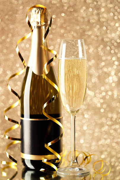Bottiglia di champagne con vetro su sfondo luci
 - Foto, immagini
