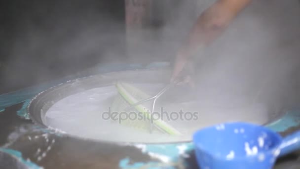 Detail z rýžové nudle vařící v ocelové kotlině  - Záběry, video