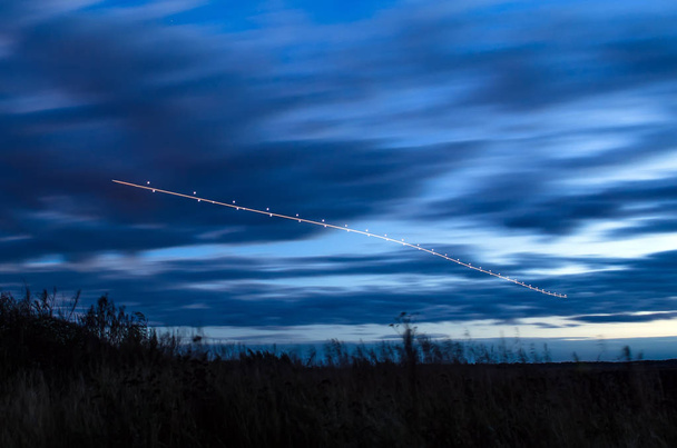 Luci notturne, tracce di luci nel movimento di aeromobili a lunga esposizione
. - Foto, immagini