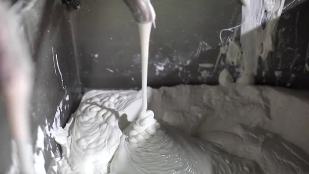 Κοντινό πλάνο του ρίχνει το ρύζι φιδέ μηχανή και ο Θρες σκόνη ρυζιού - Πλάνα, βίντεο