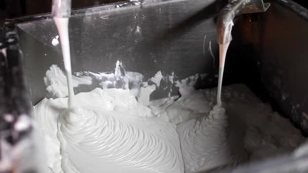 Zbliżenie na maszynie wermiszel ryżu wylewanie i młócić ryż w proszku - Materiał filmowy, wideo