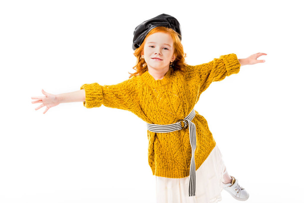 cheveux roux enfant debout sur une jambe avec les bras ouverts isolés sur blanc
 - Photo, image