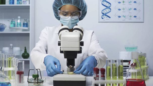 Έμπειρος επιστήμονας εργαστήριο κάνει ιατρική έρευνα, εξετάζει μικροσκόπιο - Φωτογραφία, εικόνα