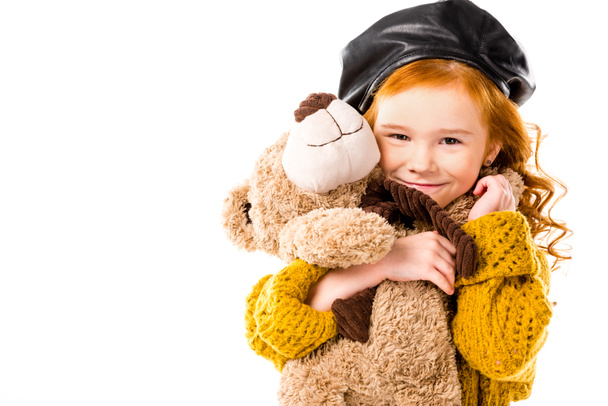 Lächeln rotes Haar Kind umarmt Teddybär isoliert auf weiß  - Foto, Bild