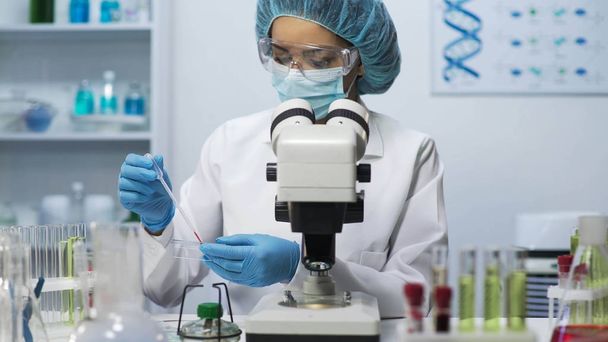 Medisch analist doen biochemische bloed onderzoek in laboratorium, gezondheidszorg - Foto, afbeelding