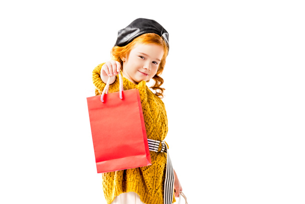 bambino capelli rossi mostrando shopping bag isolato su bianco
 - Foto, immagini