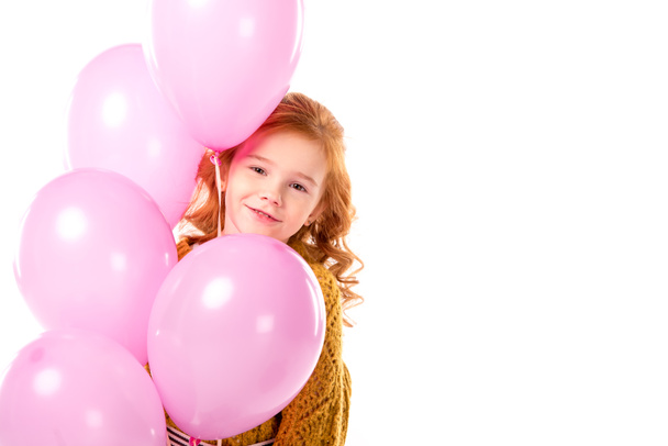 enfant aux cheveux roux debout avec un paquet de ballons roses isolés sur blanc
 - Photo, image