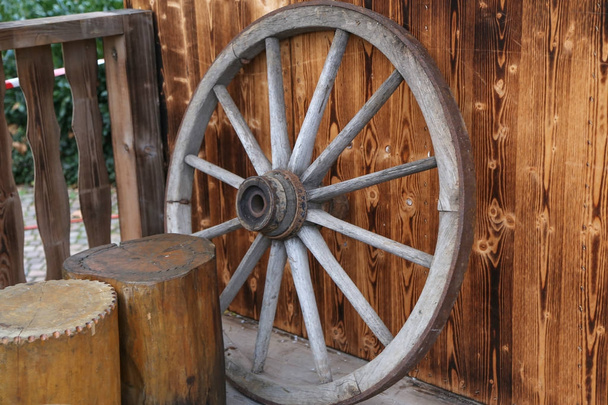 Eski ahşap tekerlek / eski ahşap tekerlek / eski ahşap tekerlek - Fotoğraf, Görsel