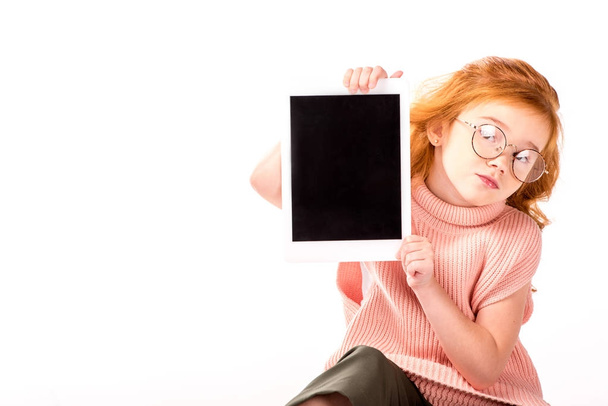 Kızıl saçlı çocuk üzerinde beyaz izole tablet gösterilen - Fotoğraf, Görsel