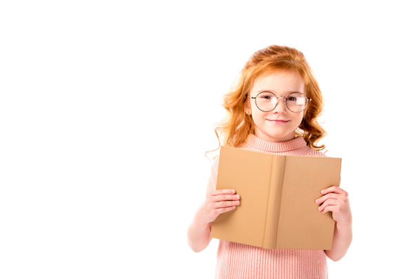 czerwone włosy dziecko stojąc z otwarta książka na białym tle - Zdjęcie, obraz