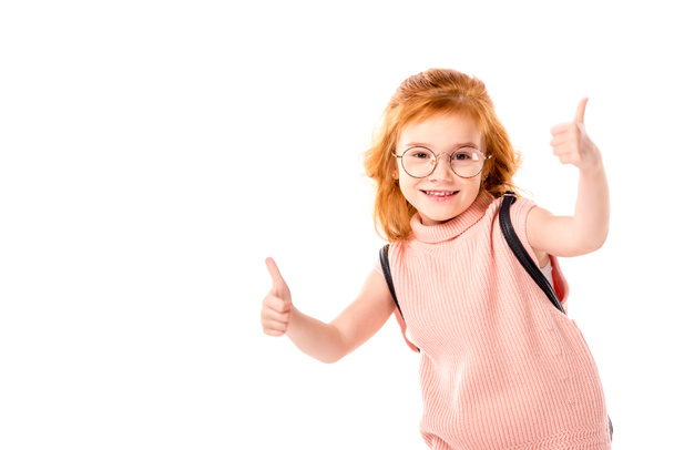 criança de cabelo vermelho com mochila mostrando polegares isolados no branco
  - Foto, Imagem