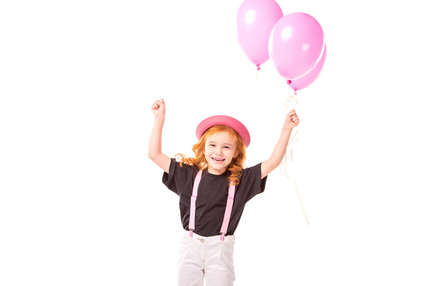 παιδί ευτυχισμένη κόκκινα μαλλιά στέκεται με ροζ μπαλόνια που απομονώνονται σε λευκό  - Φωτογραφία, εικόνα
