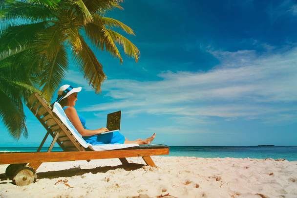 fiatal nő, trópusi tengerparton laptop - Fotó, kép