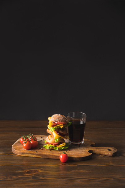 sandwich duże pomidory, ser i szklanką coli na desce - Zdjęcie, obraz