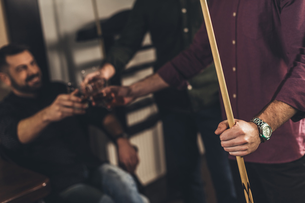 обрізане зображення чоловіків з напоями та сигналами у більярдному барі
 - Фото, зображення
