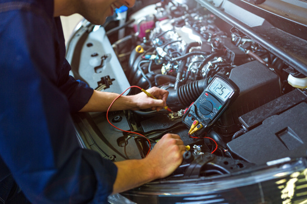 Mechanic working on engine in auto repair shop - Foto, Imagem