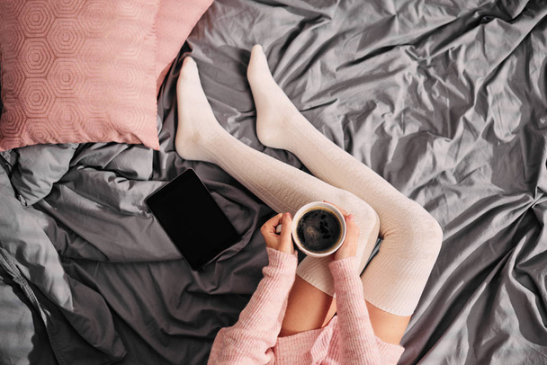 Sabahleyin yatakta oturmuş kahve içme kız  - Fotoğraf, Görsel