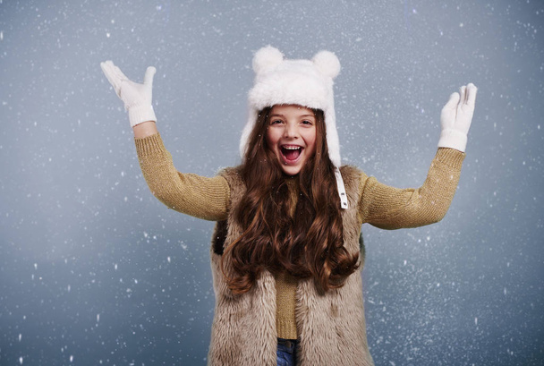 Wesoła dziewczyna wśród padającego śniegu   - Zdjęcie, obraz